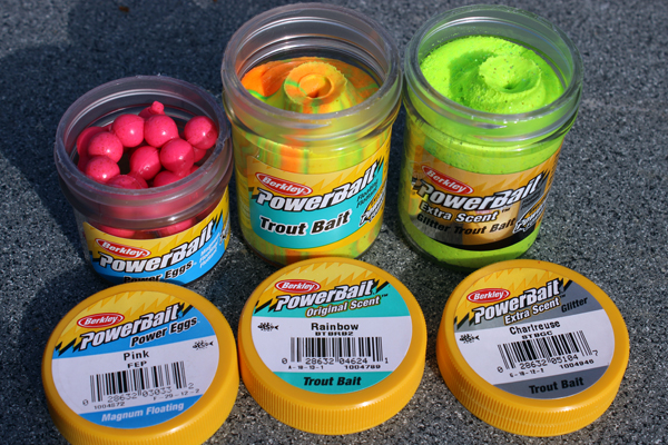три открытые банки пасты Berkley PowerBait — розовая, оранжевая, салатовая